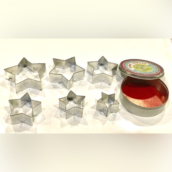 A Set of 6 Gradually Sized Star Shaped Cookie Cutters in a Round Tin Box - Picture 2 of 2
